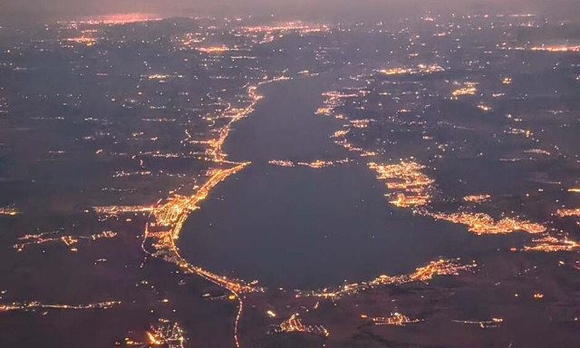 &Iacute;gy fest a Balaton mad&aacute;rt&aacute;vb&oacute;l &eacute;jszaka