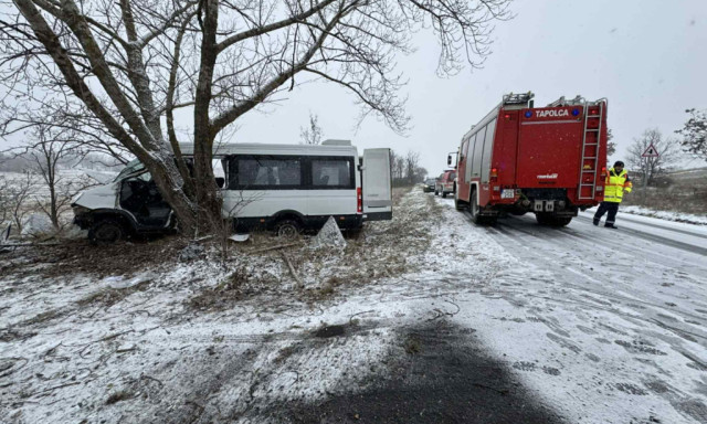 Lecs&uacute;szott az &uacute;tr&oacute;l &eacute;s k&eacute;t fa k&ouml;z&eacute; szorult egy kisbusz Zalahal&aacute;pn&aacute;l