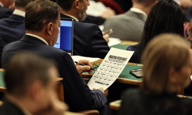 Bing&oacute;ztak egyet a Fideszes politikusok a parlamentben Magyar P&eacute;ter besz&eacute;de alatt