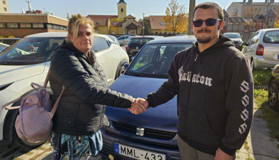 V&aacute;rpalotai mentős aj&aacute;nd&eacute;kozott aut&oacute;t a zebr&aacute;n elg&aacute;zolt 16 &eacute;ves v&aacute;rpalotai fi&uacute; &eacute;desanyj&aacute;nak