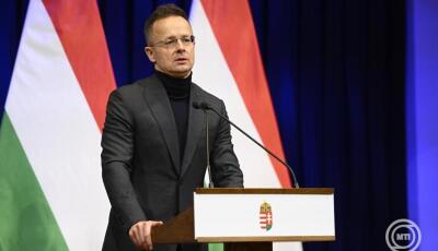 Meghallgatn&aacute; a nemzetbiztons&aacute;gi bizotts&aacute;g Szijj&aacute;rt&oacute; P&eacute;tert a BYD-n&aacute;l v&aacute;llalt munk&aacute;ja miatt