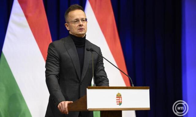Meghallgatn&aacute; a nemzetbiztons&aacute;gi bizotts&aacute;g Szijj&aacute;rt&oacute; P&eacute;tert a BYD-n&aacute;l v&aacute;llalt munk&aacute;ja miatt