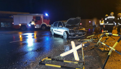 Vas&uacute;ti f&eacute;nyjelzőbe rohant egy aut&oacute;s P&eacute;tf&uuml;rdőn