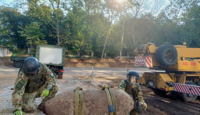 Egyetlen pukkan&aacute;s n&eacute;lk&uuml;l - Sikeresen hat&aacute;stalan&iacute;tott&aacute;k a bomb&aacute;t