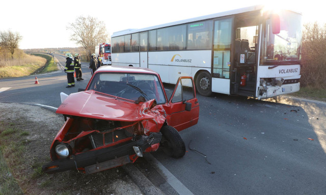 A sofőr kiesett a kocsib&oacute;l - &Ouml;ssze&uuml;tk&ouml;z&ouml;tt egy aut&oacute;busz &eacute;s egy szem&eacute;lyaut&oacute; V&aacute;rpalota &eacute;s P&eacute;tf&uuml;rdő k&ouml;z&ouml;tt