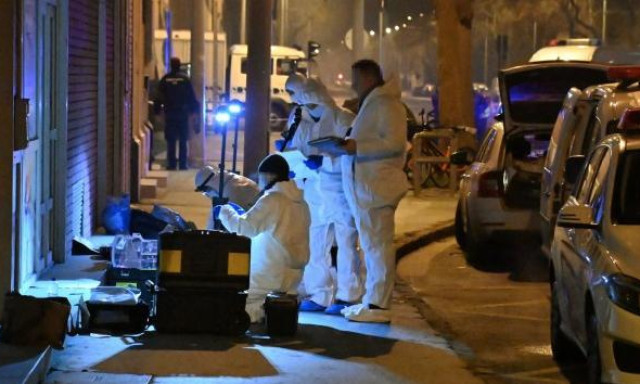 Vide&oacute;n, ahogy a rendőr&ouml;k l&aacute;bon l&ouml;vik az őrj&ouml;ngő k&eacute;selőt &Uacute;jbud&aacute;n