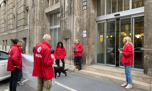 Eg&eacute;szen Koncz Zs&oacute;fia irod&aacute;j&aacute;ig k&uuml;ldett&eacute;k a sz&oacute;r&oacute;lapokat az aHang aktivist&aacute;i