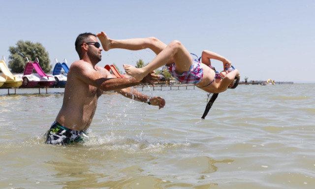 Akaratty&aacute;n 700 forintot emelkedtek az &aacute;rak - Durv&aacute;n megugrottak a balatoni strandbel&eacute;pők &aacute;rai