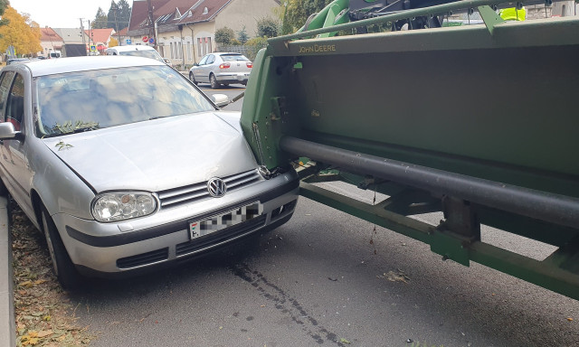 Parkol&oacute; aut&oacute;nak csap&oacute;dott egy komb&aacute;jnr&oacute;l elszabadult vontatm&aacute;ny Zircen