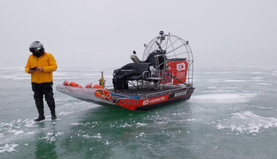 K&eacute;t&eacute;ltű cs&oacute;nakkal vizsg&aacute;lt&aacute;k a balatoni jeget, t&ouml;bb helyen beszakadt alatta