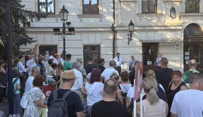 Civilek demonstr&aacute;ltak a v&aacute;rosh&aacute;z&aacute;n&aacute;l az Aranyosv&ouml;lgy &uuml;gy&eacute;ben, a polg&aacute;rmester k&eacute;sz folytatni a p&aacute;rbesz&eacute;det