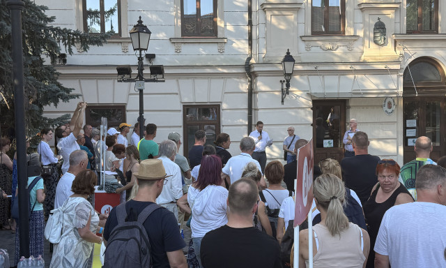 Civilek demonstr&aacute;ltak a v&aacute;rosh&aacute;z&aacute;n&aacute;l az Aranyosv&ouml;lgy &uuml;gy&eacute;ben, a polg&aacute;rmester k&eacute;sz folytatni a p&aacute;rbesz&eacute;det