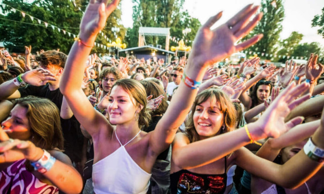 Indul a ny&aacute;r egyik utols&oacute; fesztiv&aacute;lja - Zam&aacute;rdiban rajtol a Strand Fesztiv&aacute;l