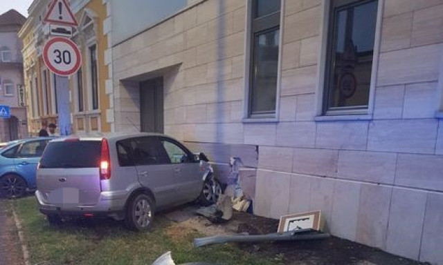 H&aacute;znak csap&oacute;dott egy aut&oacute; Tapolc&aacute;n