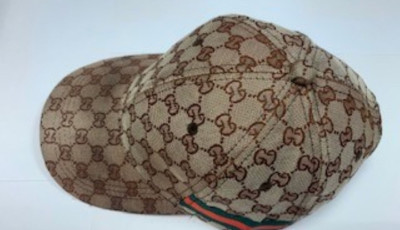 Kellett nekik a Gucci sapka, h&aacute;t lekapt&aacute;k a j&aacute;r&oacute;kelőről