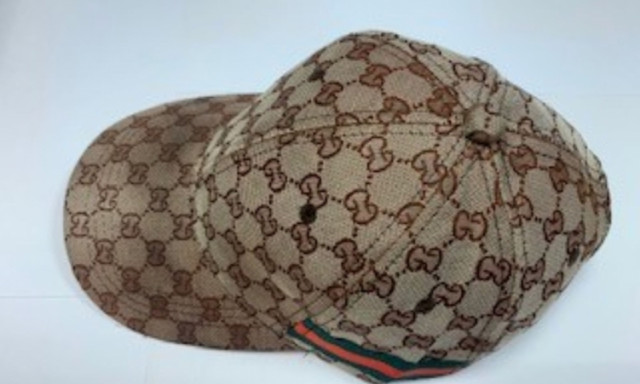 Kellett nekik a Gucci sapka, h&aacute;t lekapt&aacute;k a j&aacute;r&oacute;kelőről