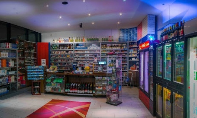 P&eacute;nzt&aacute;rc&aacute;j&aacute;t a pulton hagyva menek&uuml;lt a rabl&oacute; egy veszpr&eacute;mi doh&aacute;nyboltb&oacute;l