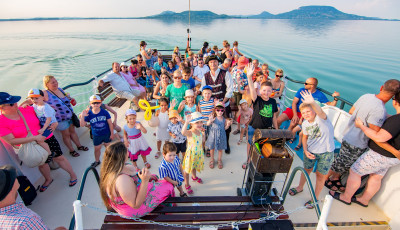 Gyereknapi haj&oacute; indul a Balatonon k&uuml;l&ouml;nleges programokkal