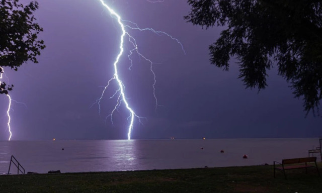 Ork&aacute;n erejű sz&eacute;l tombolt a Balaton k&ouml;zep&eacute;n - 131 km/&oacute;r&aacute;s sz&eacute;ll&ouml;k&eacute;s volt