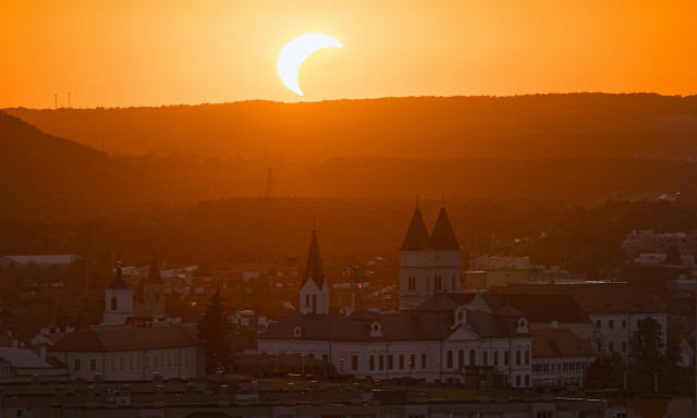 A veszpr&eacute;mi v&aacute;r &eacute;s a fogyatkoz&oacute; Nap &ndash; &Iacute;gy festett a tegnapi &eacute;gi műsor Veszpr&eacute;mből