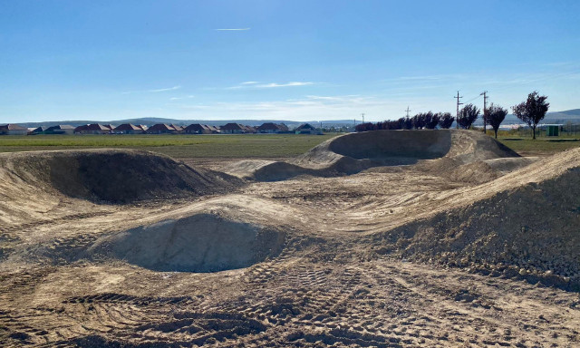 &Ouml;r&uuml;lhetnek a bring&aacute;sok-Pumptrack p&aacute;lya &eacute;p&uuml;l Nemesv&aacute;moson