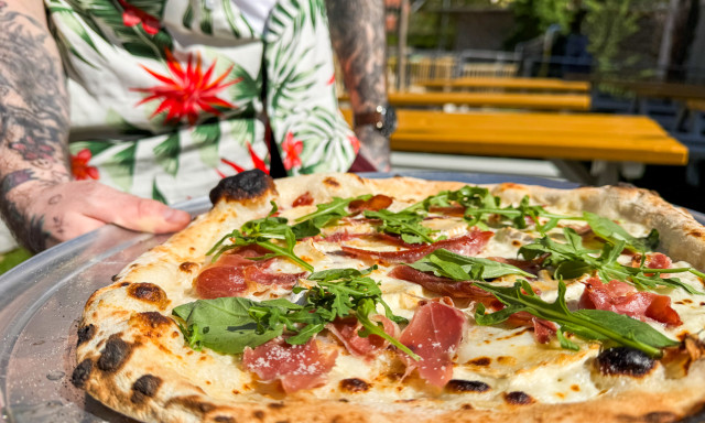 &Uacute;j n&aacute;polyi pizz&eacute;ria ny&iacute;lik a v&aacute;rosban - Letesztelt&uuml;k a Nyomda Pizz&aacute;t!