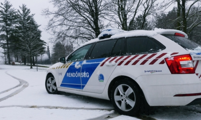 Dugul&aacute;selh&aacute;r&iacute;t&oacute;k &aacute;lc&aacute;j&aacute;ban verik &aacute;t az embereket - Figyelmeztet a veszpr&eacute;mi rendőrs&eacute;g