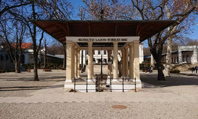 Lez&aacute;rt&aacute;k a legend&aacute;s balatonf&uuml;redi forr&aacute;st: m&aacute;r t&aacute;bla &eacute;s k&ouml;t&eacute;l fogadja a l&aacute;togat&oacute;kat