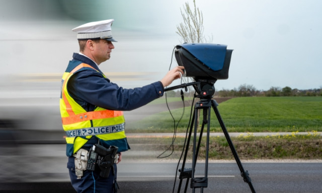 P&eacute;nteken &oacute;ri&aacute;s razzi&aacute;t tart a rendőrs&eacute;g az utakon