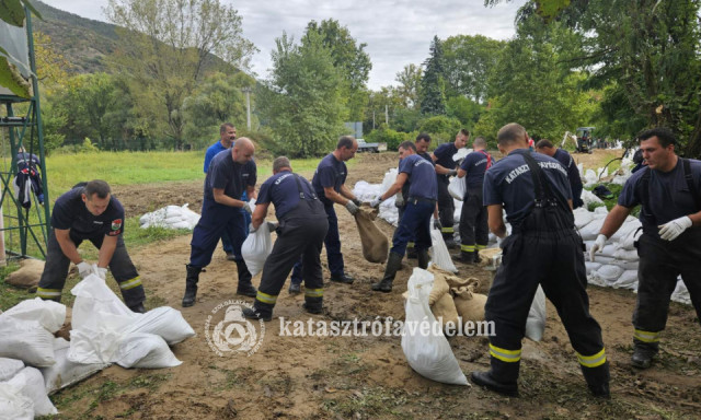 Tűzolt&oacute;k a g&aacute;ton! - Veszpr&eacute;m v&aacute;rmegye r&eacute;szt vesz az &aacute;rv&iacute;zi v&eacute;dekez&eacute;sben