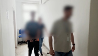 Lopott olajos hord&oacute;t g&ouml;rgetett Veszpr&eacute;m belv&aacute;ros&aacute;ban, &eacute;s az arra j&aacute;r&oacute; aut&oacute;soknak integetett