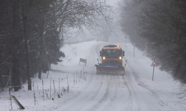 Narancs figyelmeztet&eacute;st adtak ki Veszpr&eacute;m v&aacute;rmegy&eacute;re - Havaz&aacute;s &eacute;s h&oacute;f&uacute;v&aacute;s nehez&iacute;theti a k&ouml;zleked&eacute;st