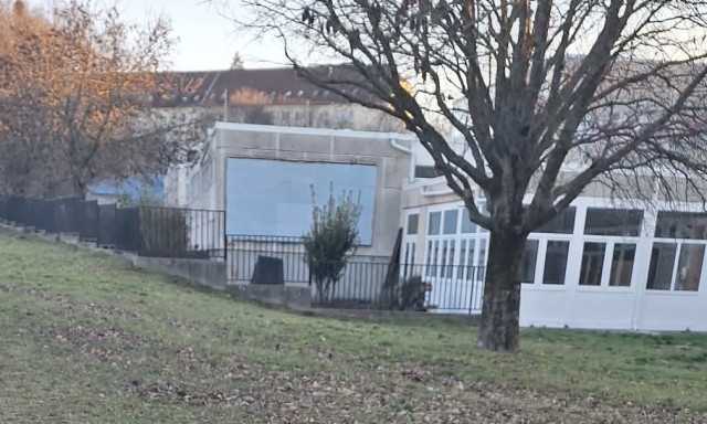 Leszedt&eacute;k a propaganda &oacute;ri&aacute;splak&aacute;tot a Jendrassik fal&aacute;r&oacute;l - c&eacute;lt &eacute;rt a tiltakoz&aacute;s